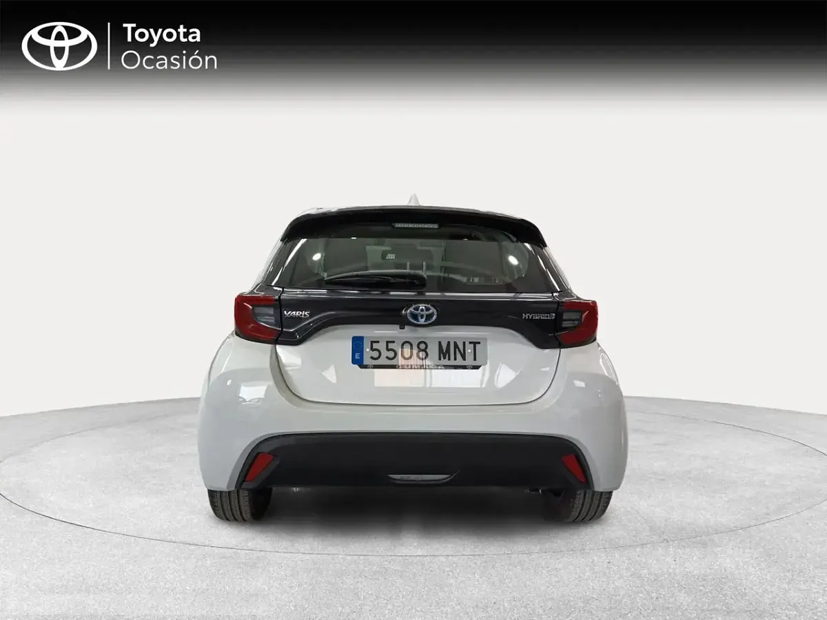 Usado Toyota Yaris Hybrid Active 116 CV (85 kW) 2024 Blanco Berlina