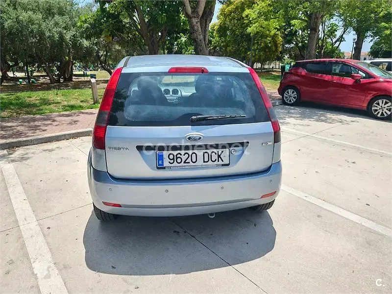 Usado Ford Fiesta Trend 68 CV (50 kW) 2004 Azul Utilitario