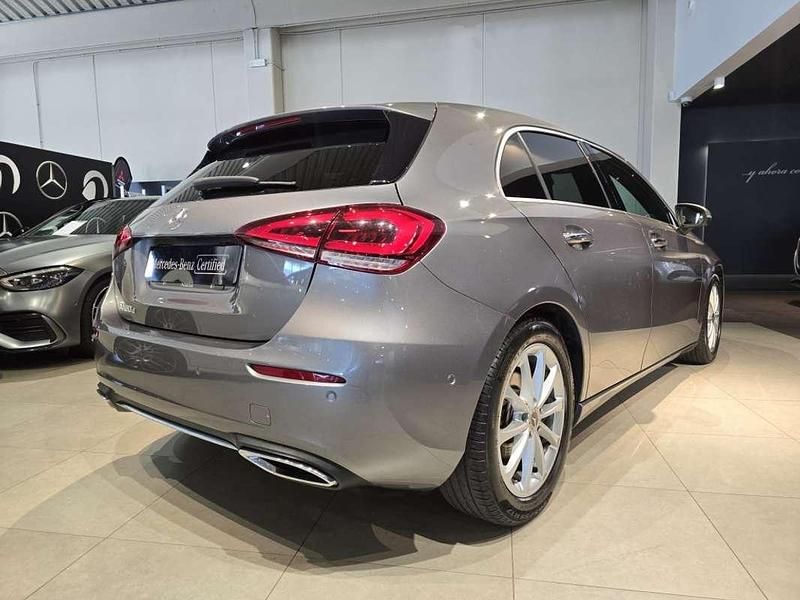 Usado Mercedes A180 116 CV (85 kW) 2018 Gris Utilitario