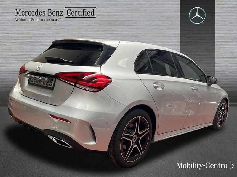 Usado Mercedes A180 AMG line 116 CV (85 kW) 2022 Iridiumsilver, metallic paint Berlina