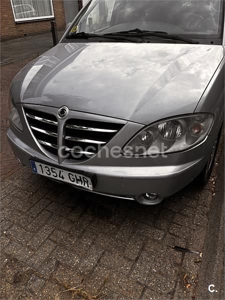 Usado Ssangyong (KGM) Rodius 165 CV (121 kW) 2008 Gris / plata Monovolumen