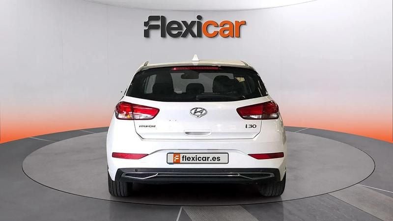 Usado Hyundai i30 117 CV (86 kW) 2021 Blanco Familiar