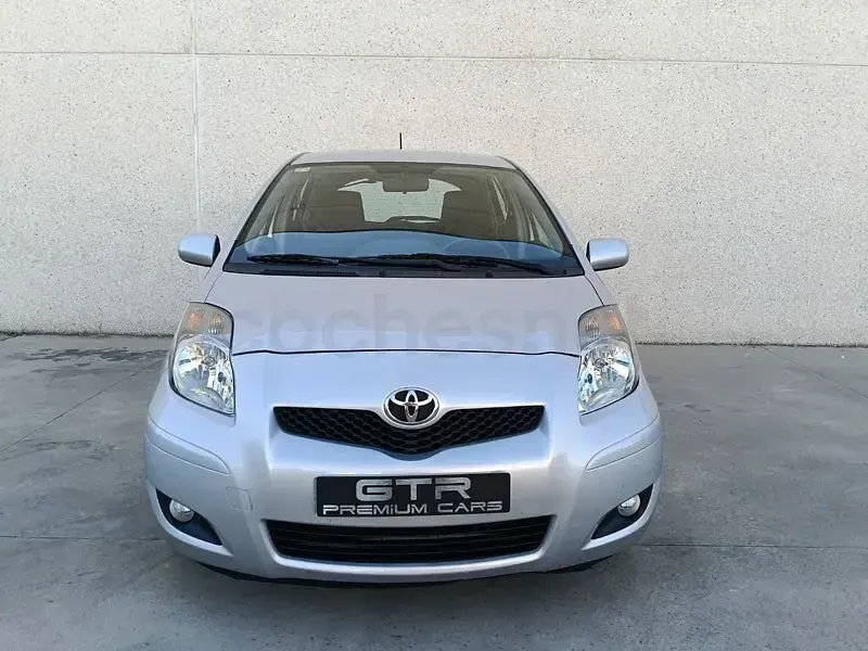 Usado Toyota Yaris Connect Style 90 CV (66 kW) 2010 Gris / plata Utilitario