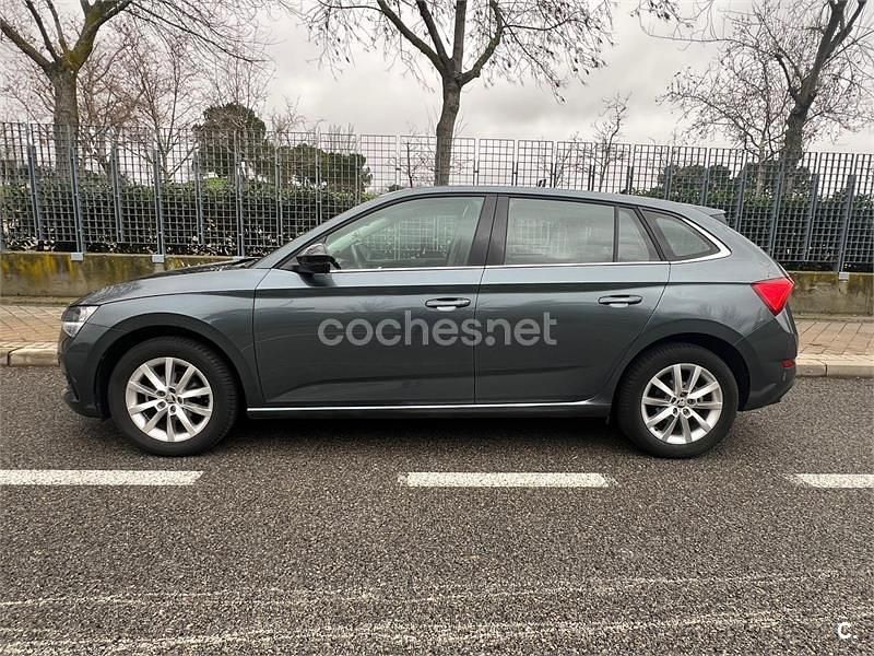 Usado Skoda Scala Active 90 CV (66 kW) 2020 Gris / plata Utilitario