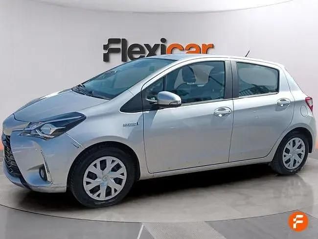 Usado Toyota Yaris Hybrid Active 100 CV (73 kW) 2019 Gris