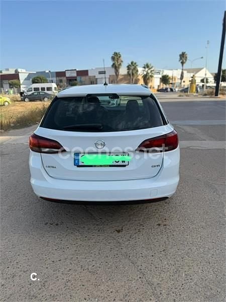 Usado Opel Astra Business 110 CV (80 kW) 2017 Blanco Familiar