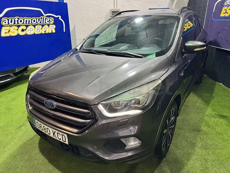 Usado Ford Kuga ST-Line 150 CV (110 kW) 2017 Gris / plata SUV