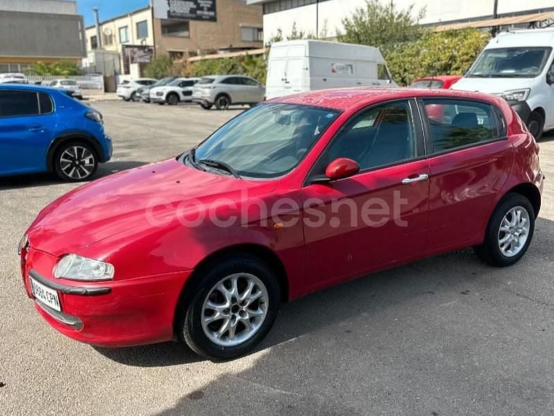 Rojo Usado 2004 Alfa Romeo 147 Distinctive Utilitario | 1990 € (Precio justo) - Imagen 1/4