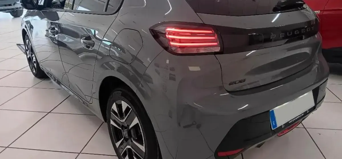 Nuevo Peugeot 208 Allure 102 CV (75 kW) 2025 Gris Utilitario
