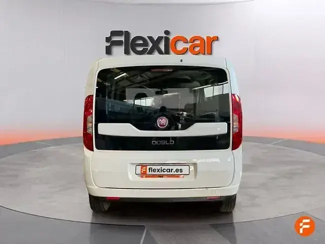 Usado Fiat Doblò Easy 95 CV (69 kW) 2016 Blanco Monovolumen