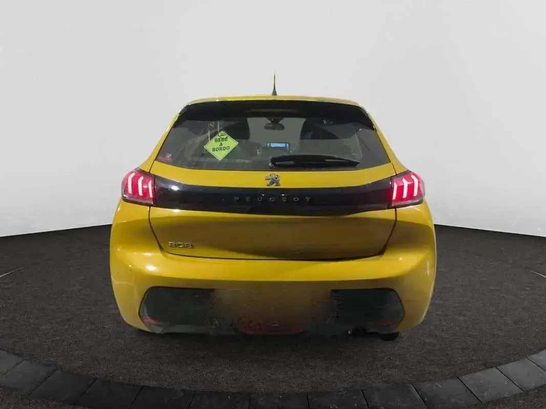 Usado Peugeot 208 Allure 100 CV (73 kW) 2020 Amarillo Utilitario