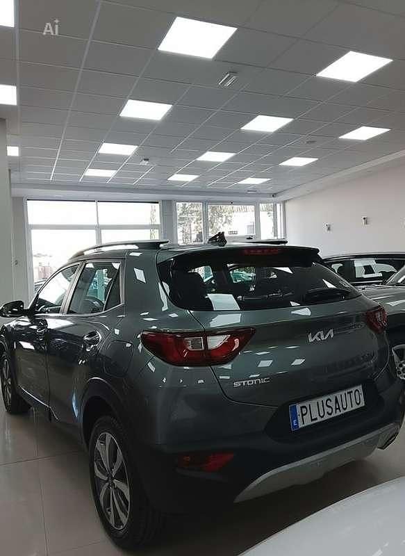 Usado Kia Stonic 79 CV (58 kW) 2023 Gris SUV