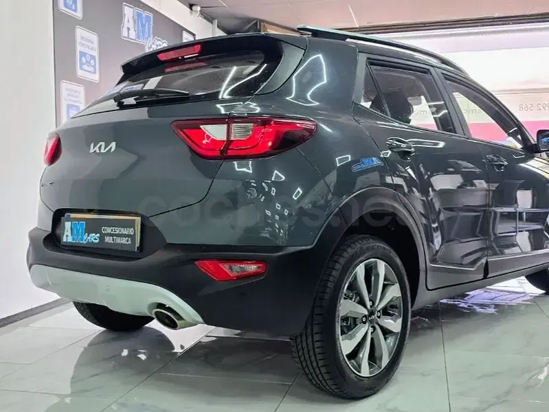 Usado Kia Stonic 101 CV (74 kW) 2022 Gris / plata SUV