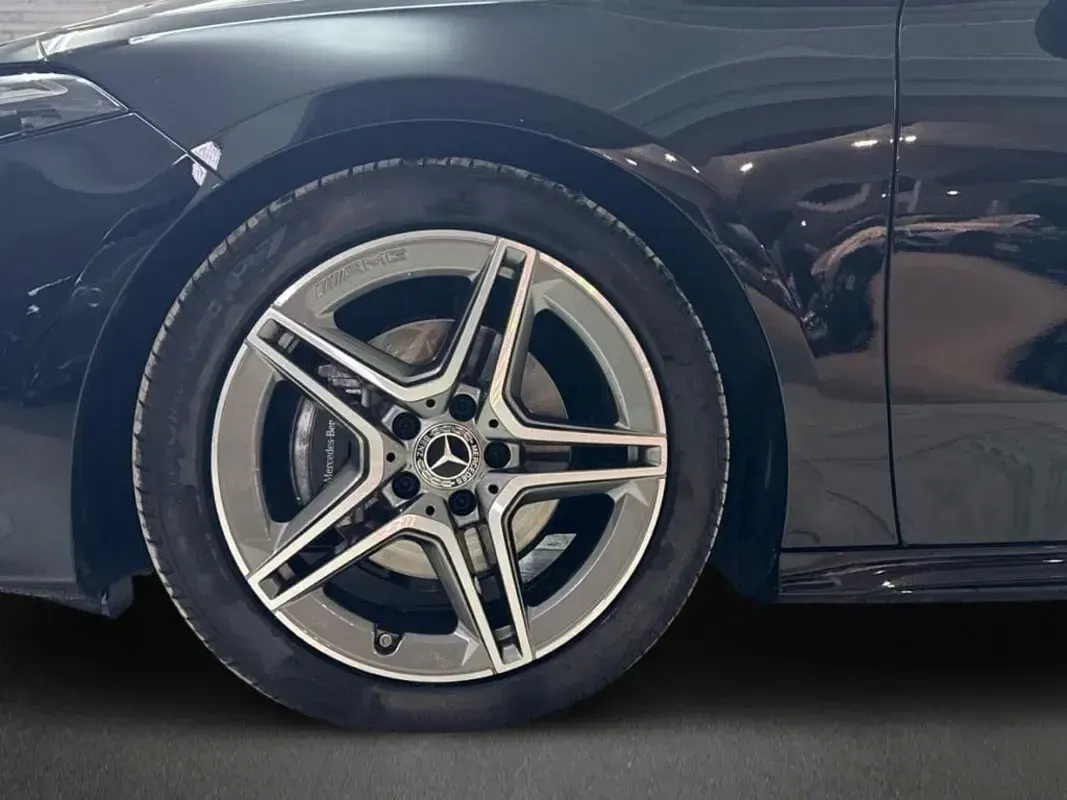 Usado Mercedes A180 AMG line 116 CV (85 kW) 2024 Negro noche Utilitario