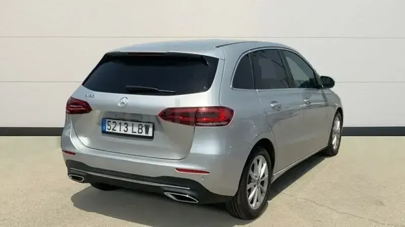 Usado Mercedes B180 136 CV (100 kW) 2019 Gris / plata Utilitario
