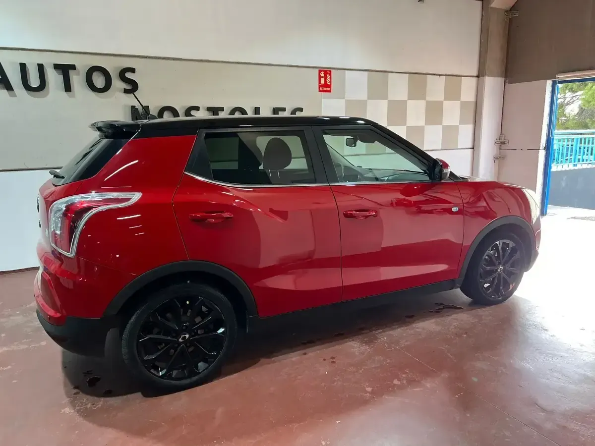 Usado SsangYong Tivoli Limited 115 CV (84 kW) 2017 Rojo SUV