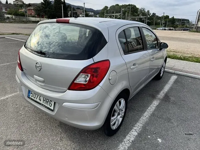 Usado Opel Corsa Selective 85 CV (62 kW) 2013 Plateado Utilitario