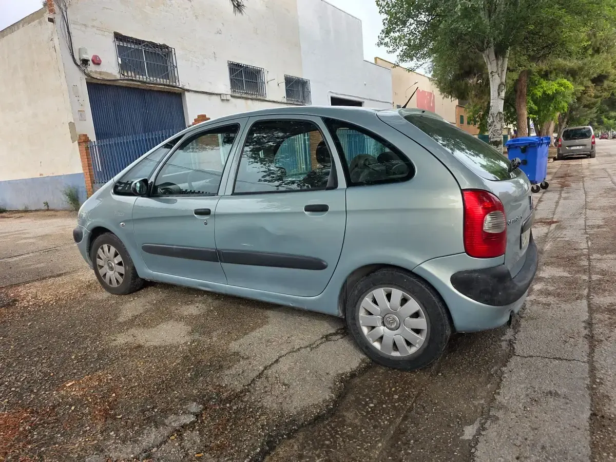Usado Citroën Xsara Picasso 90 CV (66 kW) 2004 Azul Monovolumen