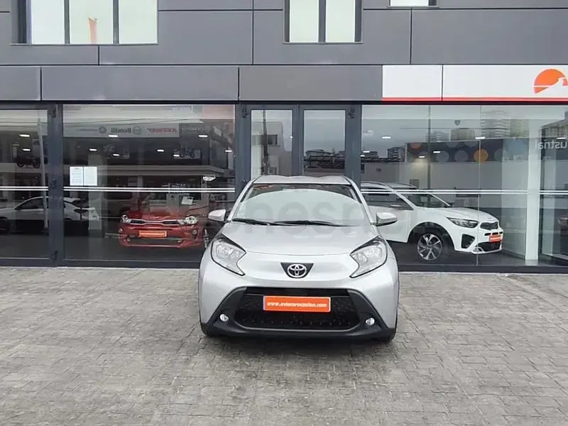 Usado Toyota Aygo X 72 CV (52 kW) 2023 Gris / plata SUV