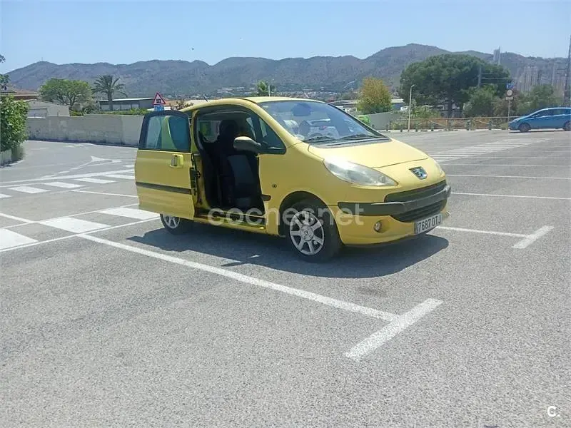 Usado Peugeot 1007 75 CV (55 kW) 2005 Amarillo Monovolumen