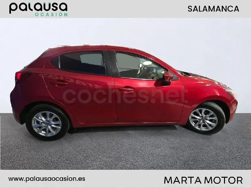 Usado Mazda 2 90 CV (66 kW) 2017 Granate Berlina