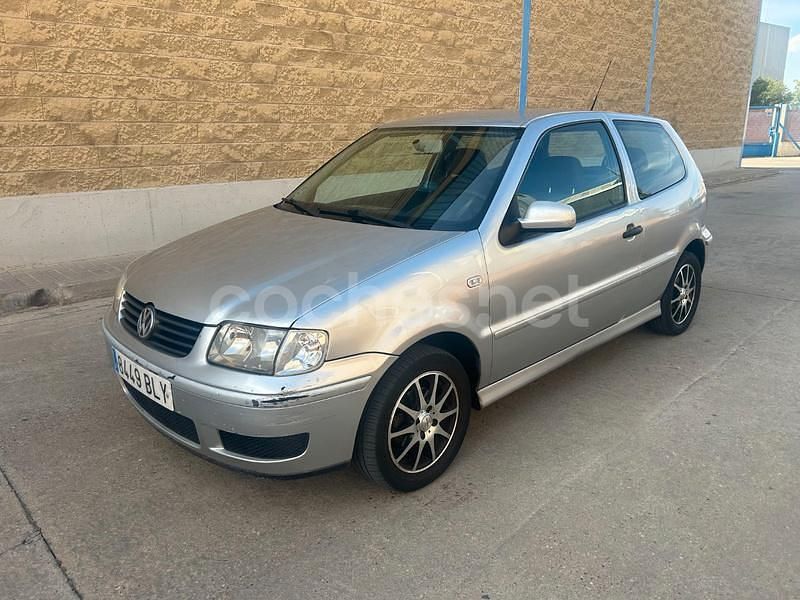 Gris / plata Usado 2001 VW Polo Trendline Berlina | 999 € (Precio justo) - Imagen 1/4