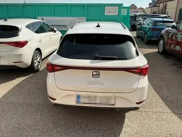 Usado Seat Leon Style 150 CV (110 kW) 2022 Blanco Familiar