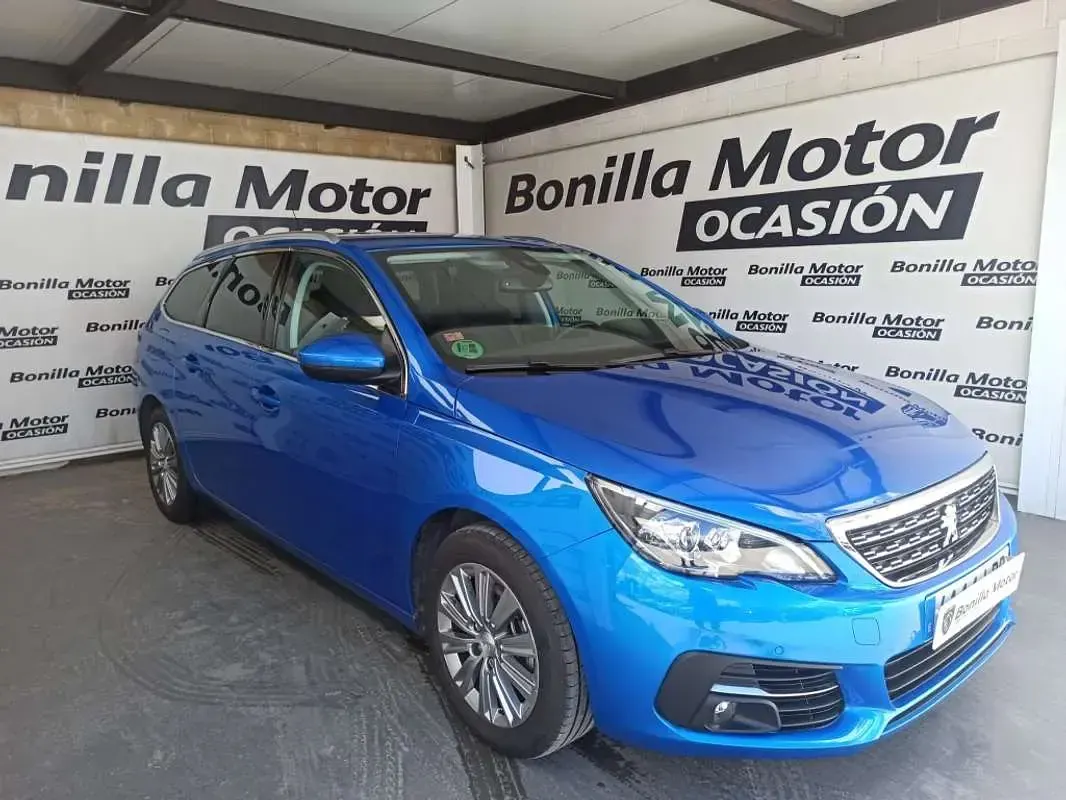 Usado Peugeot 308 SW Allure 131 CV (96 kW) 2021 Azul Familiar