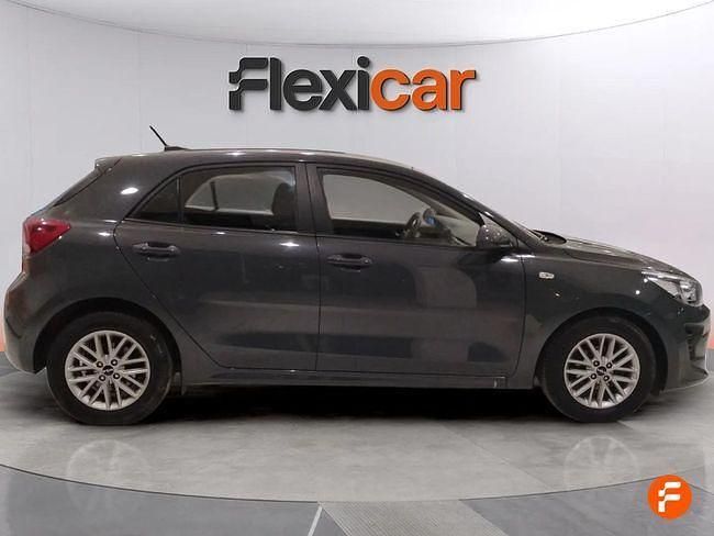 Usado Kia Rio 84 CV (61 kW) 2022 Gris Berlina