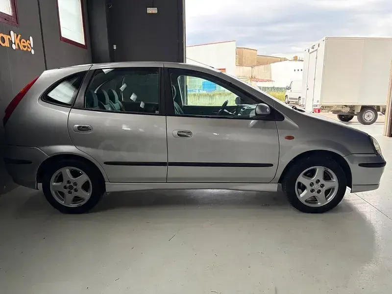 Usado Nissan Almera Tino Comfort 114 HP (83 kW) 2003 Cinzento Monovolume