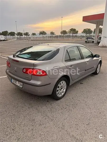 Usado Renault Laguna III Authentique 110 CV (80 kW) 2007 Gris / plata Berlina