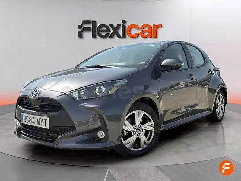 Usado Toyota Yaris Hybrid Active 116 CV (85 kW) 2025 Gris / plata Berlina