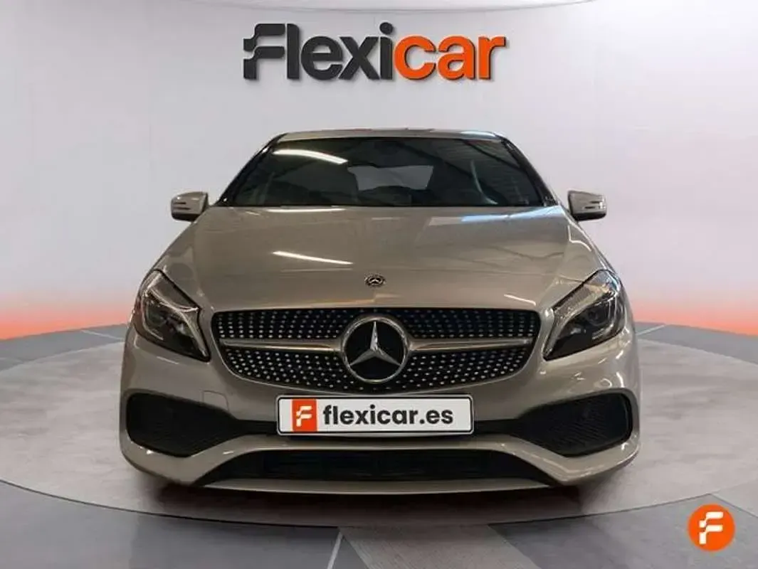 Usado Mercedes A180 116 CV (85 kW) 2018 Gris Utilitario