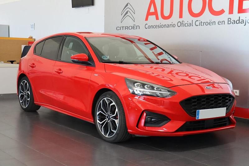 Usado Ford Focus ST-Line 125 CV (91 kW) 2019 Rojo Utilitario