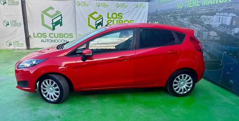 Usado Ford Fiesta Titanium 100 CV (73 kW) 2013 Rojo Utilitario