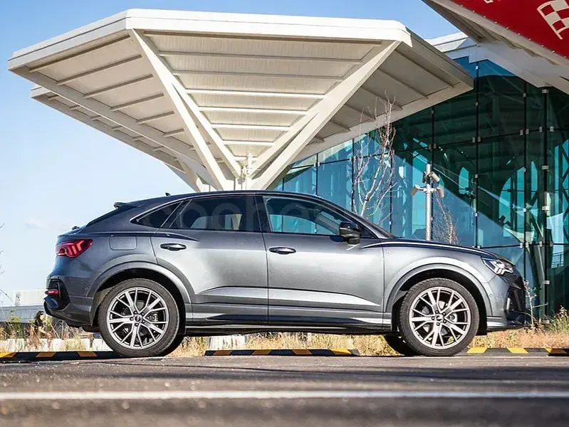 Usado Audi Q3 Sportback Ambiente 150 CV (110 kW) 2025 Gris / plata SUV