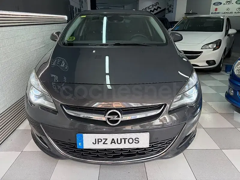Usado Opel Astra Excellence 130 CV (95 kW) 2013 Gris / plata Berlina