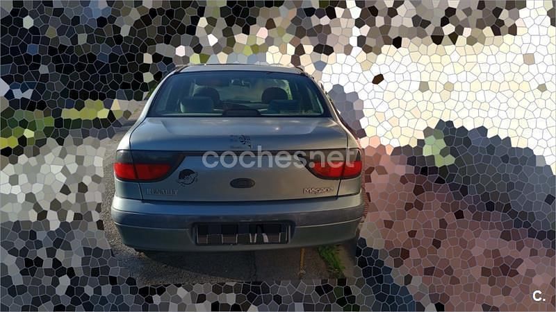 Usado Renault Mégane 90 CV (66 kW) 1997 Gris / plata Berlina
