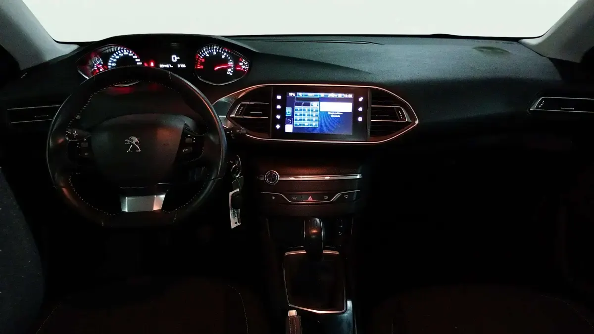 Usado Peugeot 308 Active 99 CV (72 kW) 2017 Blanco Berlina