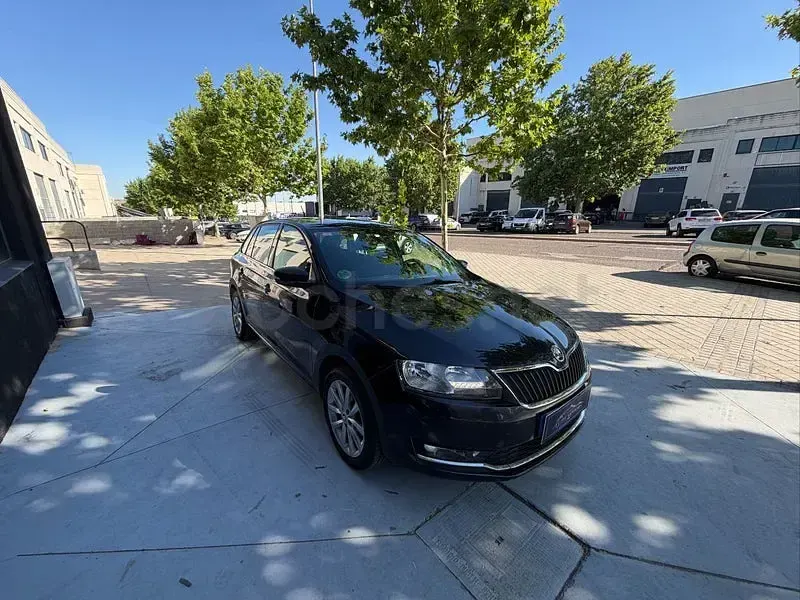 Usado Skoda Rapid Active 95 CV (69 kW) 2019 Negro Utilitario