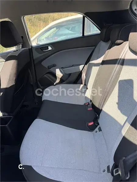 Usado Hyundai i20 84 CV (61 kW) 2016 Gris / plata Berlina