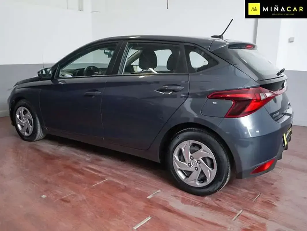 Usado Hyundai i20 101 CV (74 kW) 2023 Gris Utilitario