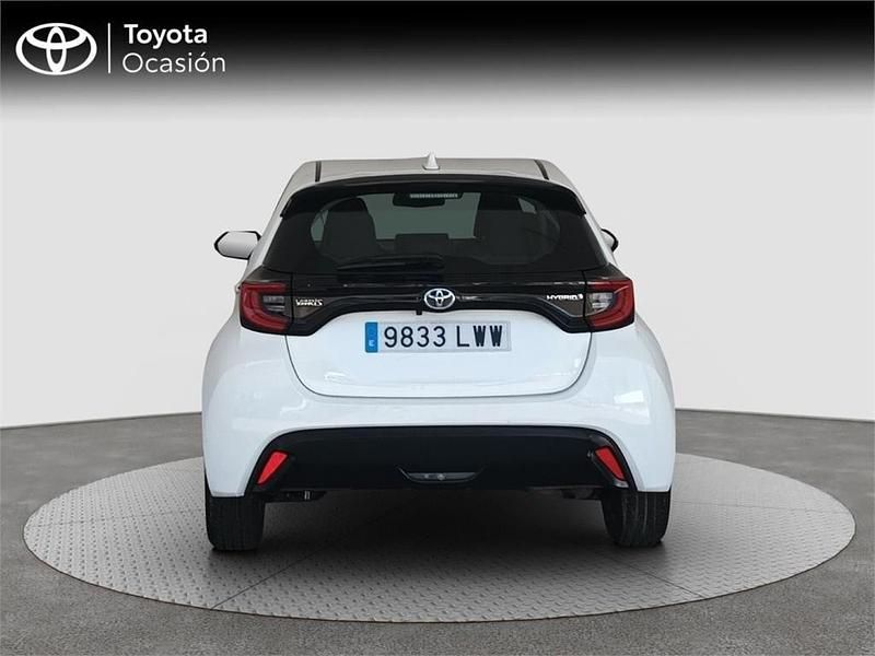 Usado Toyota Yaris Hybrid Active 116 CV (85 kW) 2022 Blanco Monovolumen
