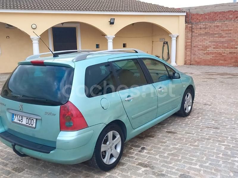 Usado Peugeot 307 90 CV (66 kW) 2005 Verde Familiar