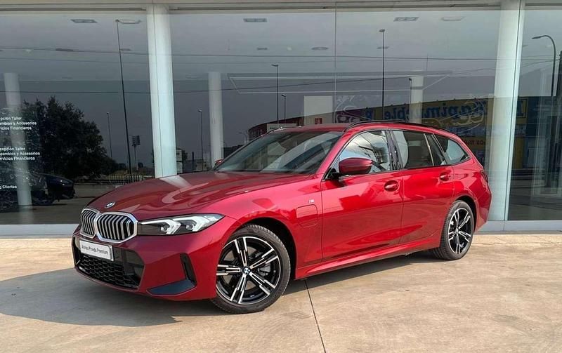 Rojo Usado 2024 BMW 330e M Sport Familiar | 43.900 € (Precio justo) - Imagen 1/4
