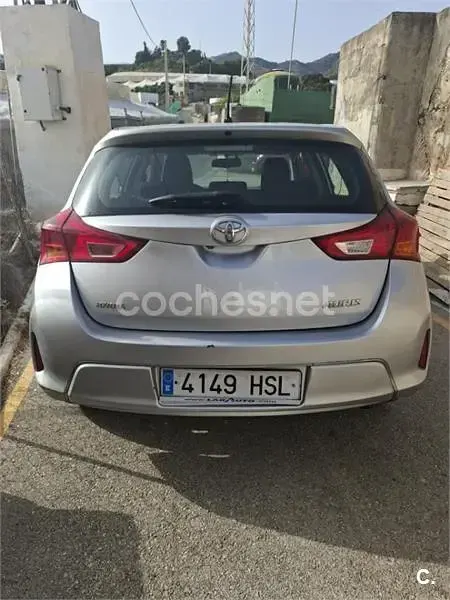 Usado Toyota Auris Active 90 CV (66 kW) 2013 Gris / plata Berlina