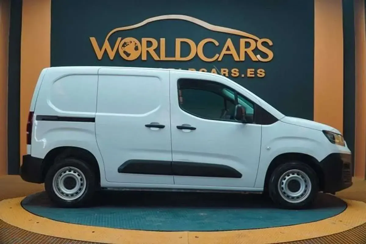 Usado Fiat Doblò 102 CV (75 kW) 2023 Blanco Monovolumen