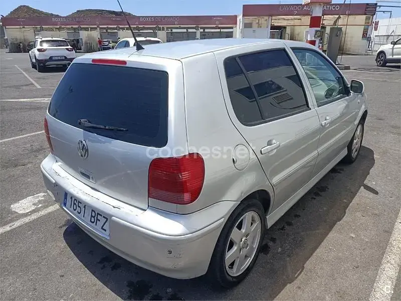 Usado VW Polo Trendline 75 CV (55 kW) 2001 Gris / plata Berlina