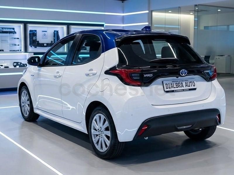 Usado Toyota Yaris Hybrid Active 116 CV (85 kW) 2022 Blanco Berlina