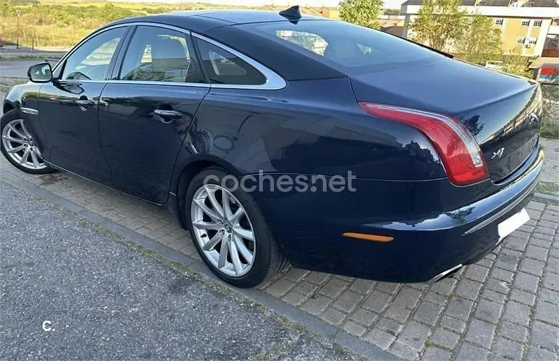 Usado Jaguar XJ Premium Luxury 275 CV (202 kW) 2013 Azul Berlina